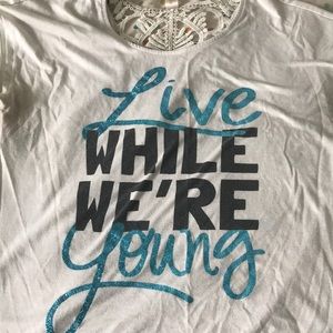 Teen shirt: Live While We’re young and the size XL